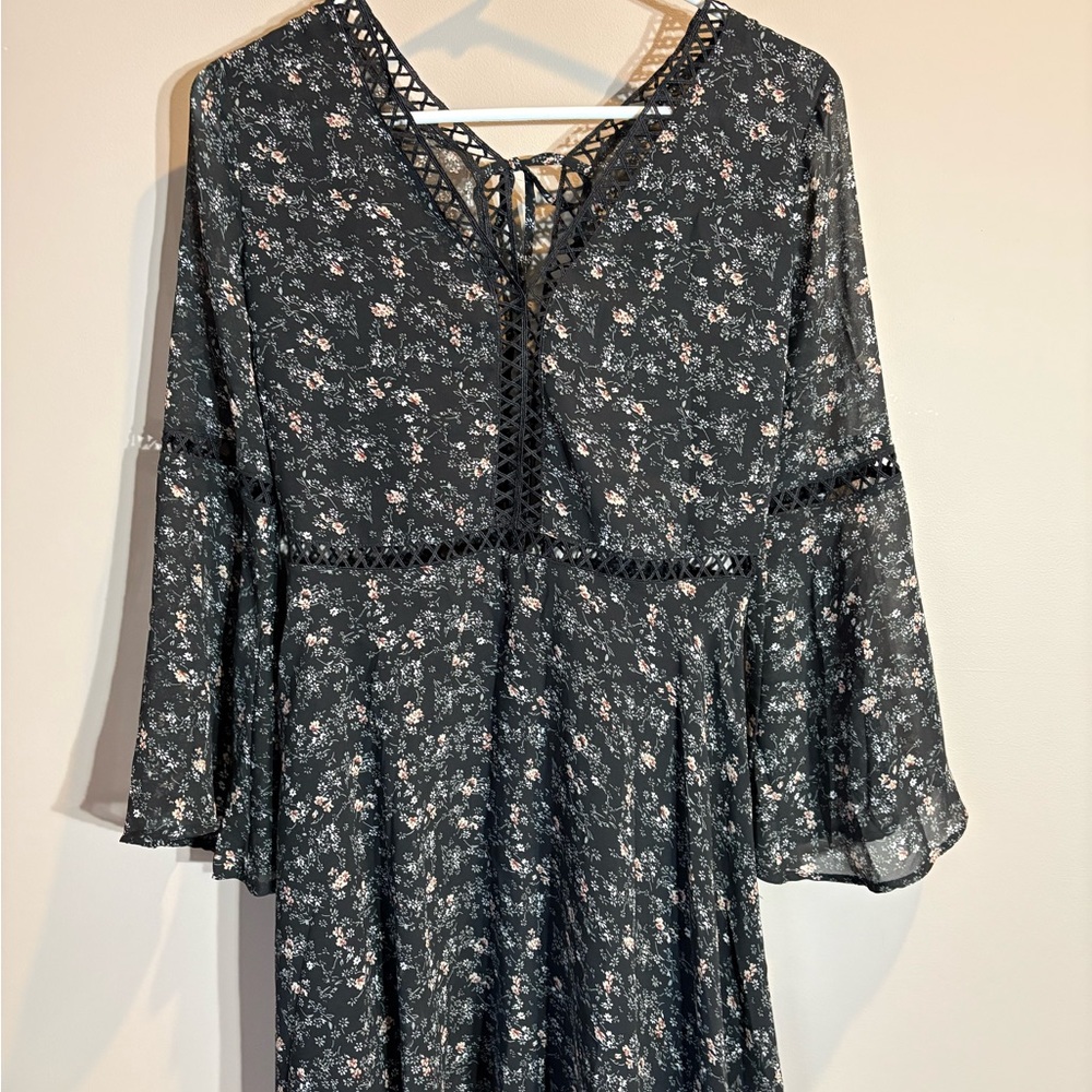 Floral Lace-Trim Long Sleeve Dress in Black